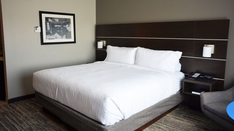 Holiday Inn Express & Suites W-I295 &I10 Room