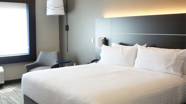 Holiday Inn Express & Suites W-I295 &I10 Room