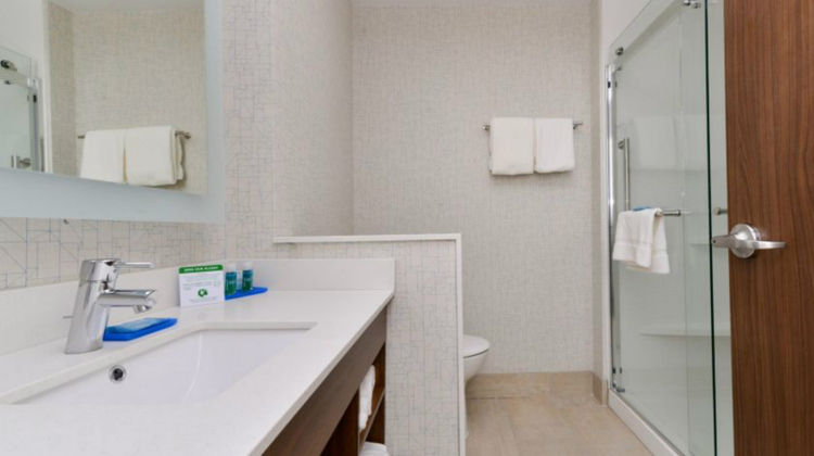 Holiday Inn Express Alliance Room