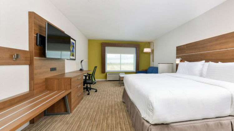 Holiday Inn Express Alliance Room
