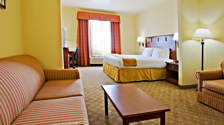Holiday Inn Express Levelland Suite