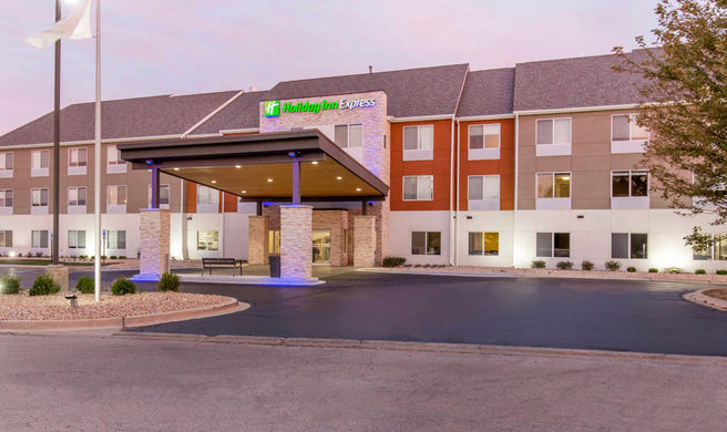 Holiday Inn Express & Suites ChicagoWest Exterior