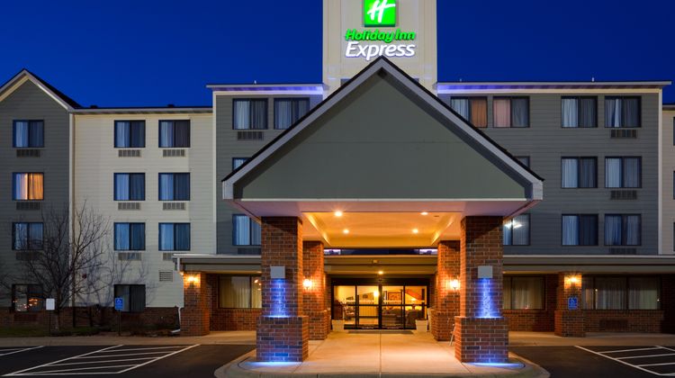 Holiday Inn Express & Suites Coon Rapids Exterior