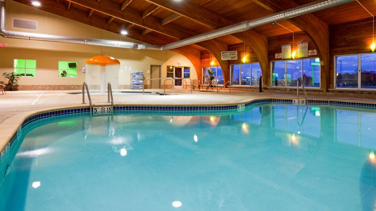 Holiday Inn Detroit Lakes Pool