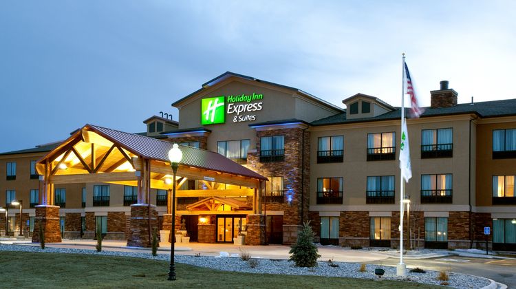 Holiday Inn Express Hotel & Suites Exterior