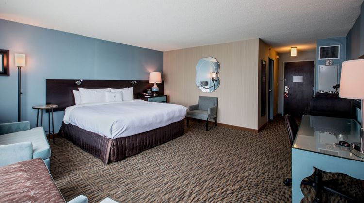 Crowne Plaza Glen Ellyn-Lombard-Downers Room