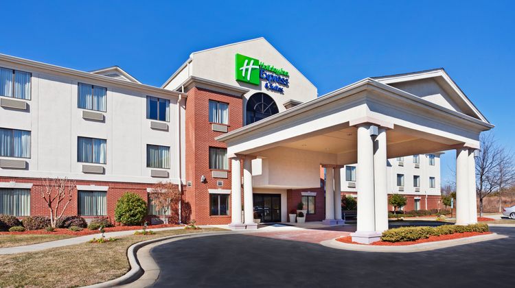 Holiday Inn Express & Suites Reedsvile Exterior