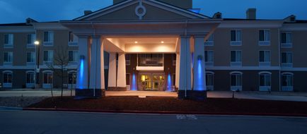 Holiday Inn Express Hotel & Suites Exterior