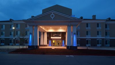 Holiday Inn Express Hotel & Suites