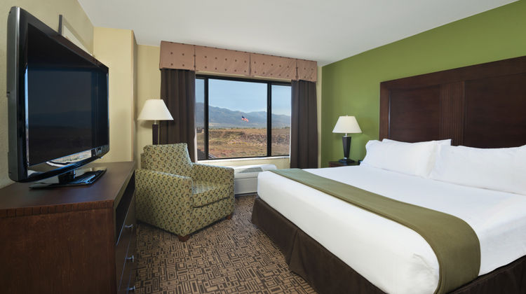 Holiday Inn Express Hotel & Suites Suite
