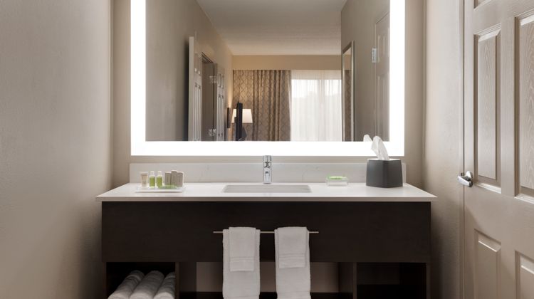 Holiday Inn & Suites Council Bluffs-I-29 Room