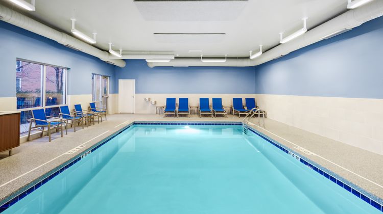 Holiday Inn Expres/Stes Chicago N Shore Pool