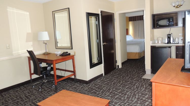 Holiday Inn Express/Suites Birmingham E Suite