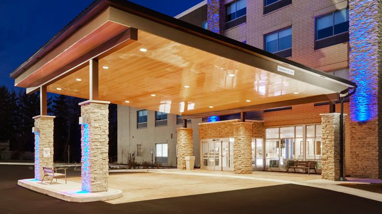 Holiday Inn Expres/Stes Chicago N Shore Exterior