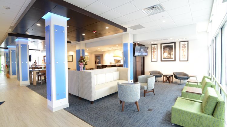 Holiday Inn Expres/Stes Chicago N Shore Lobby