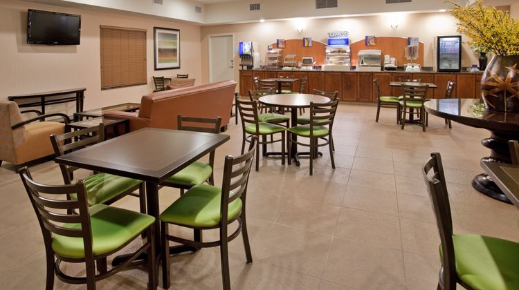 Holiday Inn Express & Suites Topeka N Restaurant