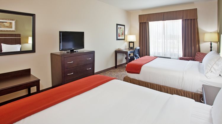 Holiday Inn Express & Suites Topeka N Room