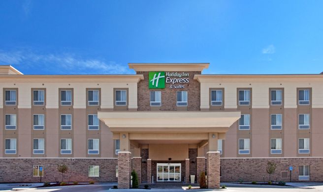 Holiday Inn Express & Suites Topeka N Exterior