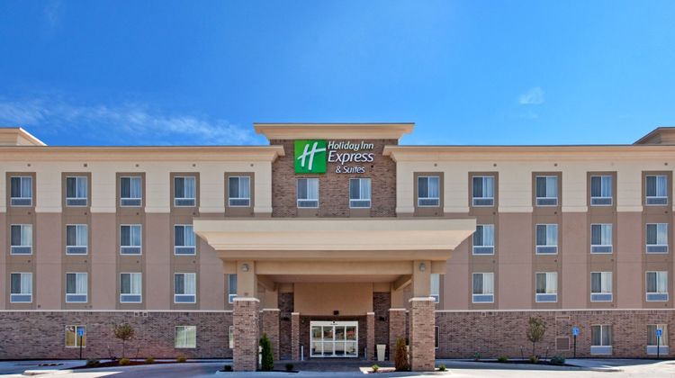Holiday Inn Express & Suites Topeka N Exterior