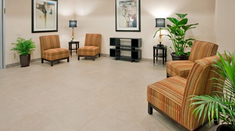 Holiday Inn Express & Suites Topeka N Lobby