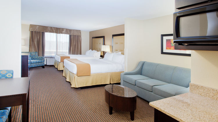 Holiday Inn Express Hotel & Suites Suite