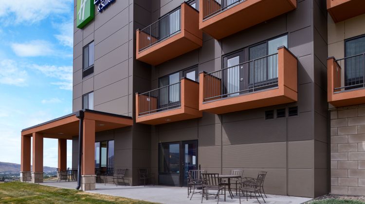 Holiday Inn Express & Suites Pocatello Exterior