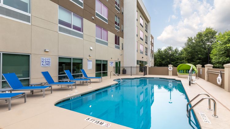 Holiday Inn Express & Suites Piedmont Pool