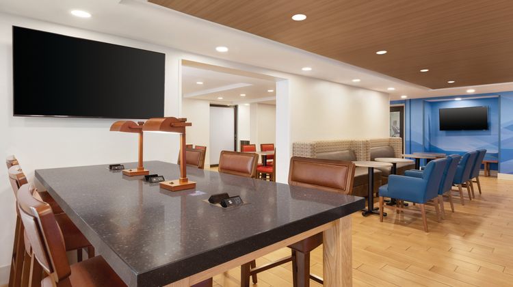 Holiday Inn Express Hartford South Lobby