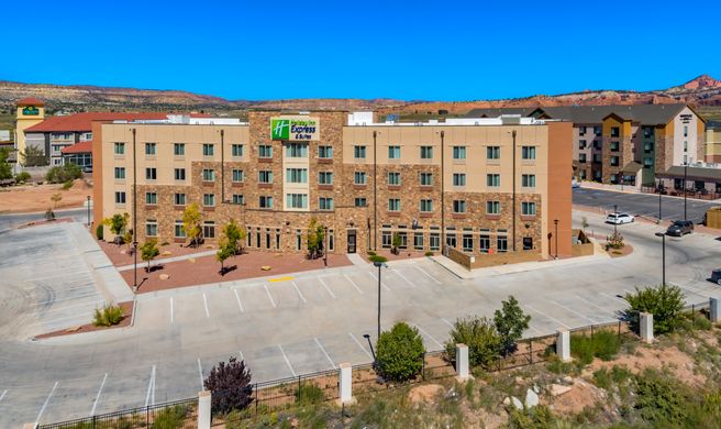 Holiday Inn Express And Suite East Exterior