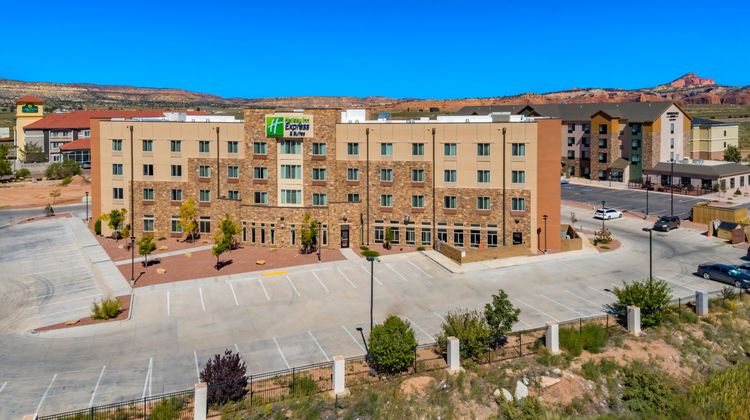 Holiday Inn Express And Suite East Exterior