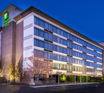 Holiday Inn & Suites Warren Exterior