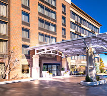 Holiday Inn & Suites Warren Exterior