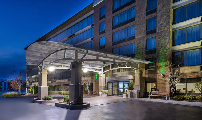 Holiday Inn & Suites Warren Exterior