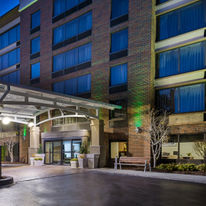 Holiday Inn & Suites Warren