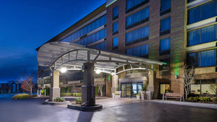 Holiday Inn & Suites Warren