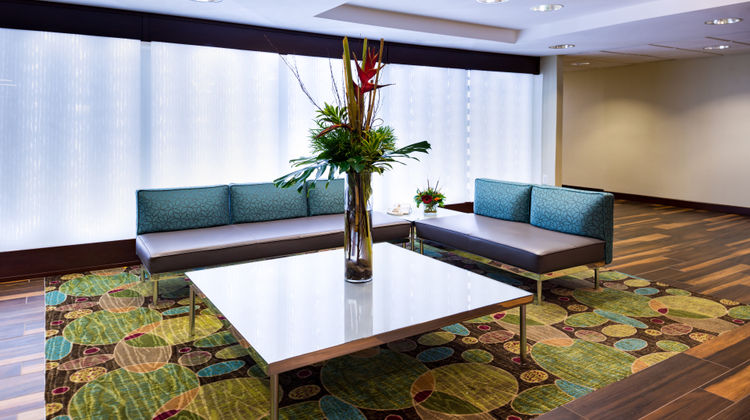 Holiday Inn & Suites Warren Lobby