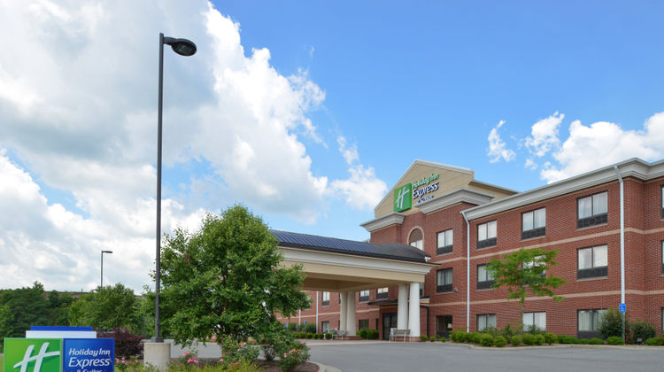 Holiday Inn Express & Suites Bridgeport Exterior