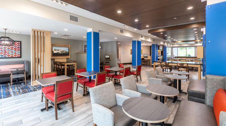 Holiday Inn Express & Suites Piedmont Lobby