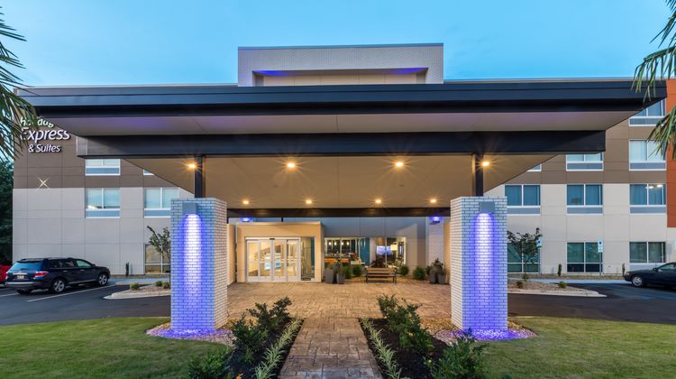 Holiday Inn Express & Suites Piedmont Exterior
