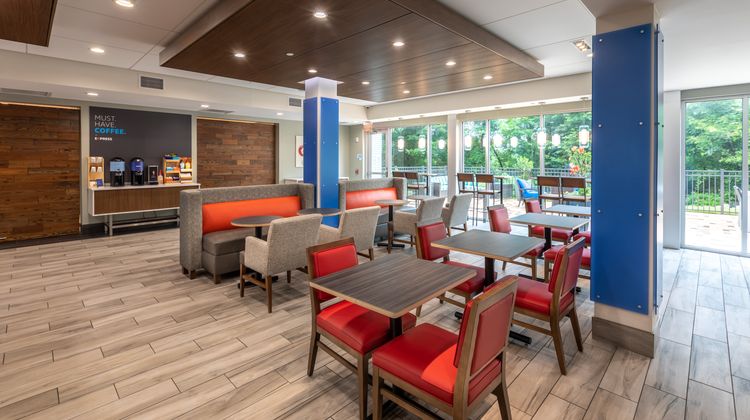 Holiday Inn Express & Suites Piedmont Lobby