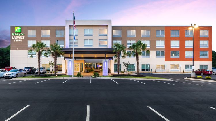 Holiday Inn Express & Suites Piedmont Exterior