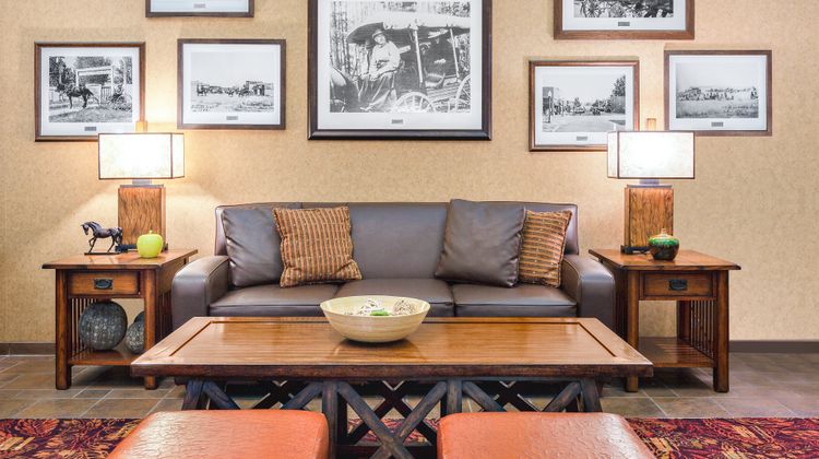 Holiday Inn Express & Suites Lobby