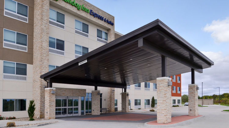Holiday Inn Express & Suites Kansas City Exterior