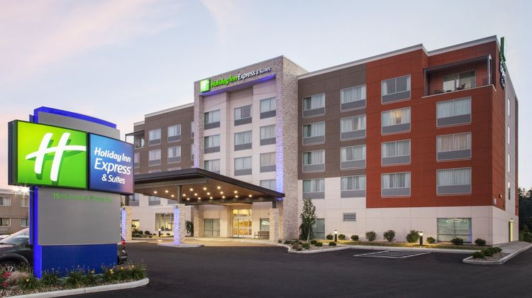 Holiday Inn Express & Suites Sandusky Exterior