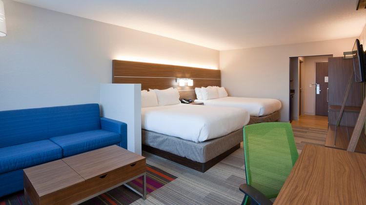 Holiday Inn Express Minneapolis Suite