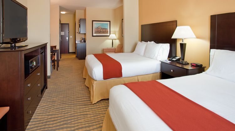 Holiday Inn Express And Suite East Room