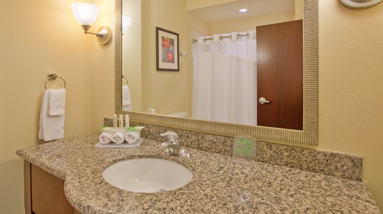 Holiday Inn Express And Suite East Room