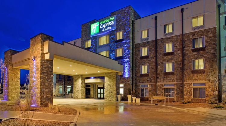 Holiday Inn Express And Suite East Exterior