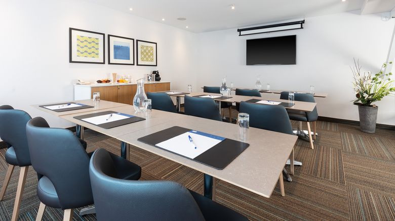 <b>Holiday Inn Express Quebec City Meeting</b>. Images powered by <a href="https://www.leonardoworldwide.com/" title="Leonardo Worldwide" target="_blank">Leonardo</a>.