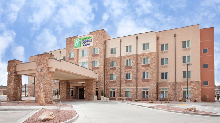 Holiday Inn Express And Suite East Exterior
